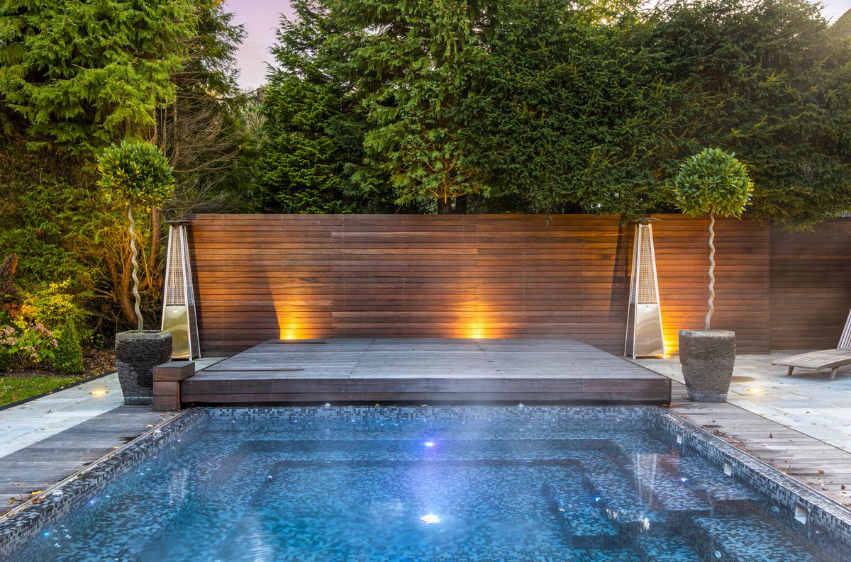 It's the perfect time of year to capture some colourful twilight images. Shout out to our amazing production team for perfecting these ones 👏 #propertyoftheweek #LondonBoroughofBromley <a href="/alandemaid/">Alan de Maid</a>  ow.ly/qRfJ50x7rNv