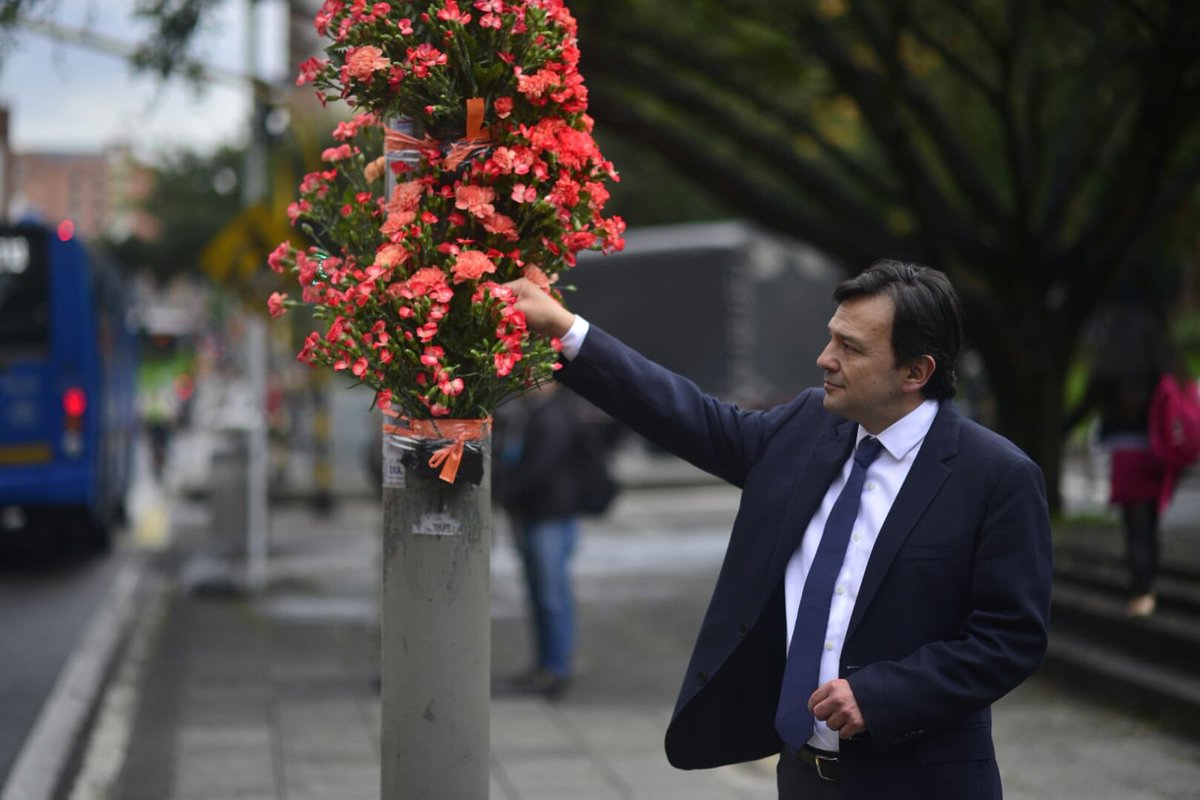 Bocarejo_JP's tweet photo. Esta semana rendimos un homenaje a las víctimas de siniestros viales en más de 40 puntos críticos de la ciudad. Cada año mueren más de 1.3 millones de personas en el mundo en siniestros. Invitamos a todos los bogotanos a unirse a este homenaje. https://t.co/Z5lRj8WWCb