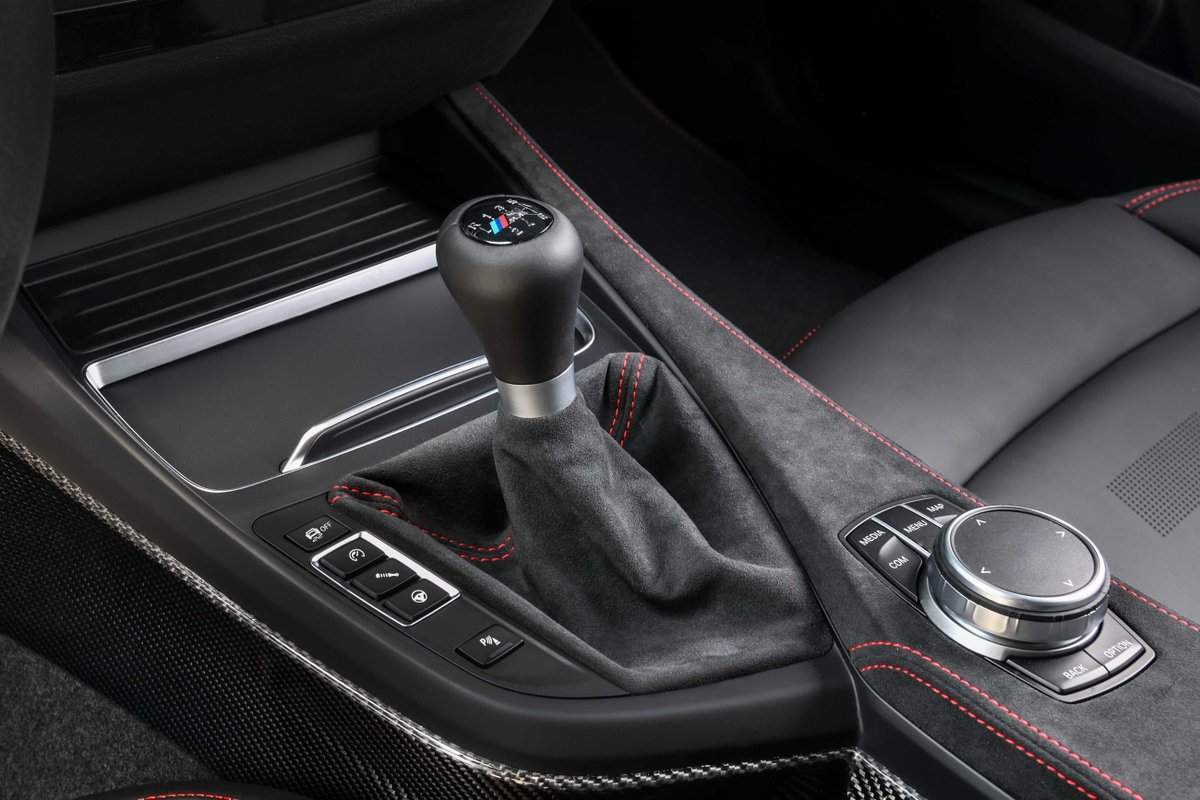 Goed nieuws voor de echte puristen. De nieuwe #BMW #M2 CS zal leverbaar zijn met een handgeschakelde transmissie. Hiermee sprint je in 4,2 seconden naar de 100 km/u. Meer weten over de M2 CS? Neem dan contact met ons op via info@debeier.nl of 0513 - 61 88 88. #DeBeier