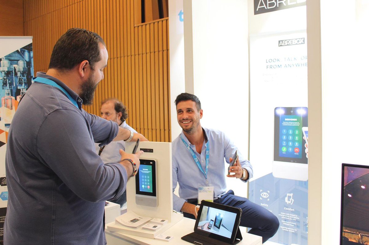 Este Domingo en la Plaza del Ayuntamiento de Valencia mostrando nuestro invento, el nuevo Videoportero Inteligente para Edificios.
¡Nos encantaría no sabes cuánto que pasaras a vernos! 
Durante el día habrá una zona de juegos infantiles¡tráete a la familia si quieres! #valencia