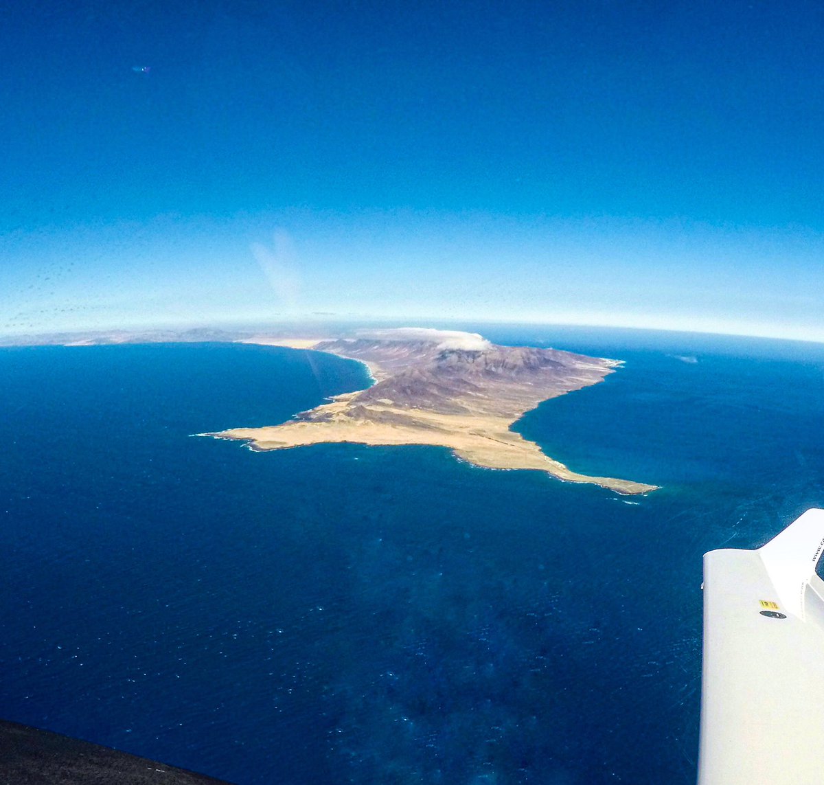 Island hopping makes even more fun when the skies are clear 🙂 ✈️ #weflydiamondaircraft #windowviews #sky #jandia #fuerteventura #da40 #canavia #diamondaircraft #fuerteventura #ocean #atlanticocean #blue #avgeek #gopropilot #pilotgopro #goproaviation #flygarmin