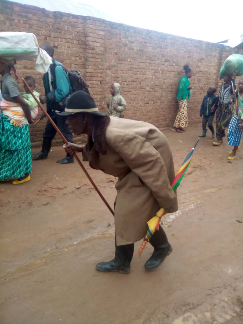ManasseMuller's tweet photo. #Minembwe. De son jeune âge(1919), il a  certainement été victime des attaques des lions, léopards, buffles, gorilles dans la chaine des Mitumba. 100 ans + tard  il fuit les enfants de ses voisins "humains".@SRSG_MONUSCO @KivuSecurity @UNHumanRights @GandaAbdouraha https://t.co/W2lMQpi1mj