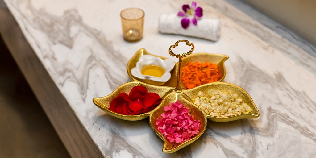 FSBengaluru's tweet photo. Inspired by the garden walks in Bangalore’s iconic neighbourhoods, Flower at Four Seasons is a full body massage that hydrates and realigns with the four different essence of flowers growing in the city gardens.

https://t.co/5bAk2lYfce

#FSBengaluru #FourSeasons  #InfuseSpa https://t.co/ti8q6wPwRl