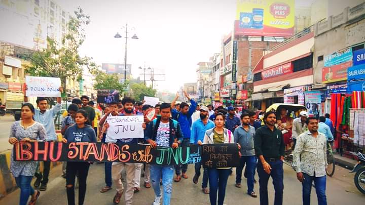 BhuDiaries's tweet photo. #JNU के आंदोलनकारी छात्र-छात्राओं के ऊपर हुए राजकीय दमन के खिलाफ व उनके संघर्षों के समर्थन में #BHU के छात्र-छात्राओं का प्रतिरोध सभा।
#BHU_stands_with_JNU
#stop_Privatisation_Of_Education
#Students_Unity_Longlive #BHUdiaries #JNUFeeHike #JNUFeeHike #JNUFreeForAll #JNUProtests https://t.co/58K0t9YccJ