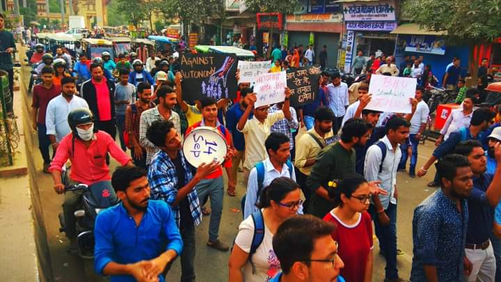 BhuDiaries's tweet photo. #JNU के आंदोलनकारी छात्र-छात्राओं के ऊपर हुए राजकीय दमन के खिलाफ व उनके संघर्षों के समर्थन में #BHU के छात्र-छात्राओं का प्रतिरोध सभा।
#BHU_stands_with_JNU
#stop_Privatisation_Of_Education
#Students_Unity_Longlive #BHUdiaries #JNUFeeHike #JNUFeeHike #JNUFreeForAll #JNUProtests https://t.co/58K0t9YccJ