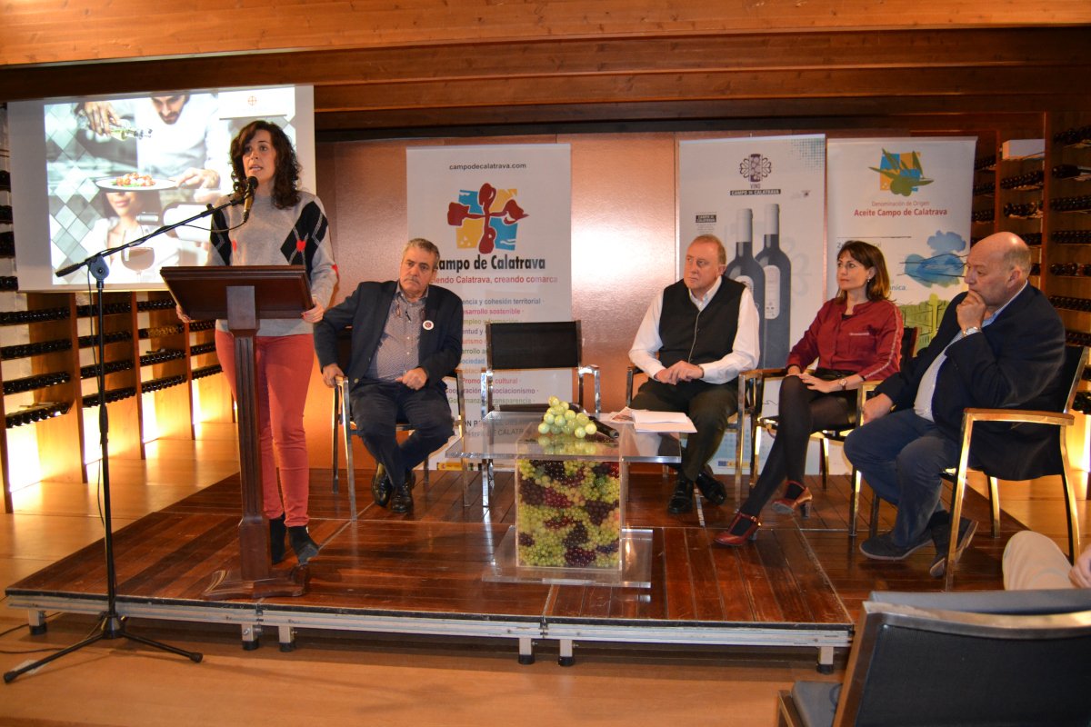 GabinMultimedia's tweet photo. 🍷Expertos defienden proyectos de economía colaborativa que tengan en cuenta el territorio y la profesionalidad, en la jornada sobre #Enoturismo y #Oleoturismo de “Calatrava Sabor” 🍈🍇
@ParqueCalatrava 

https://t.co/pWTdsXnWEF https://t.co/uZWBzDRIo2