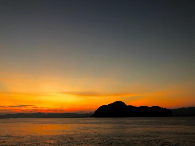 fogpuddle's tweet photo. Sunset from the boat in Phang Nga Bay, Thailand https://t.co/q6giaV3d4o https://t.co/0tDNS55liB