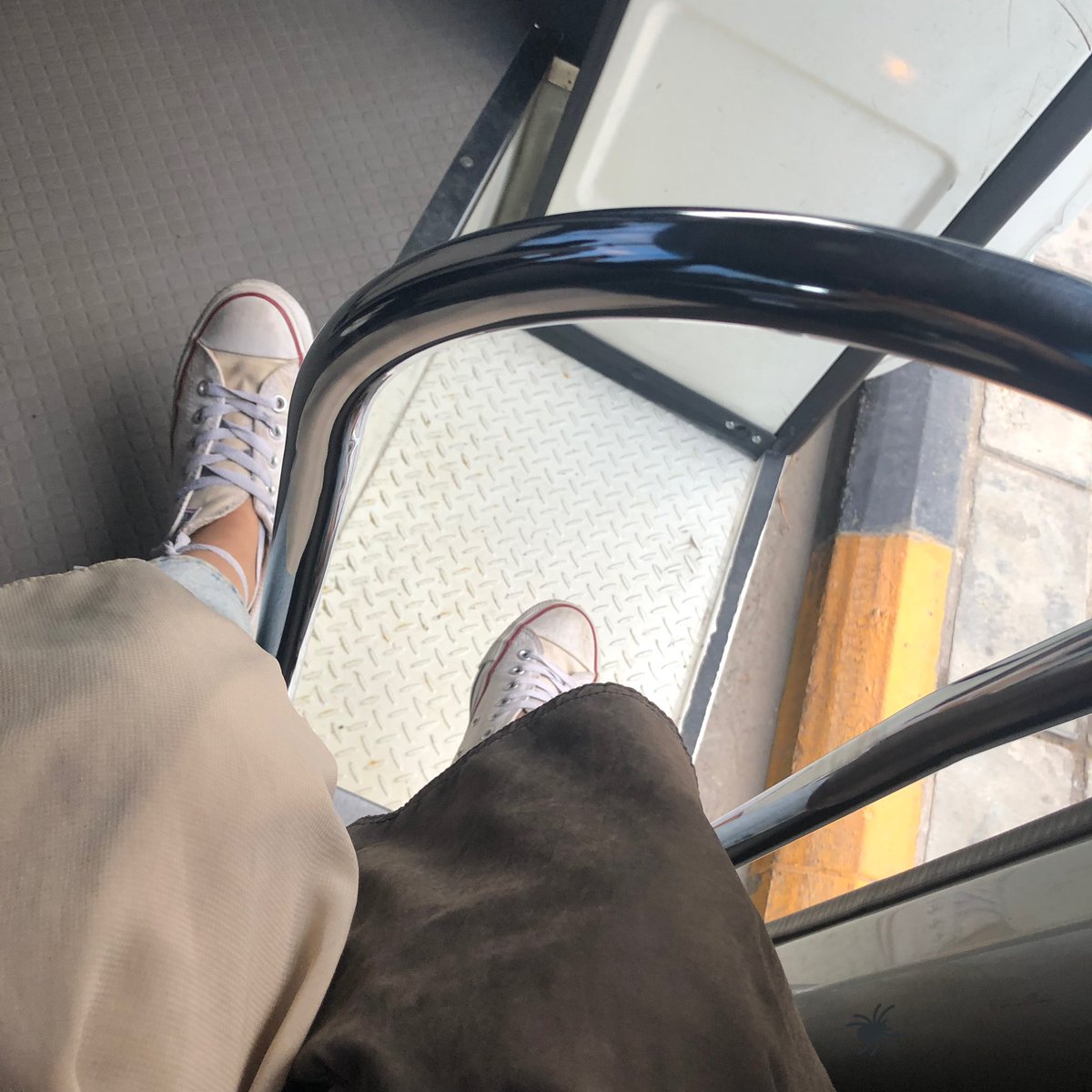 bashartist's tweet photo. best seat = legroom :3 https://t.co/4p6bqiuTqc
