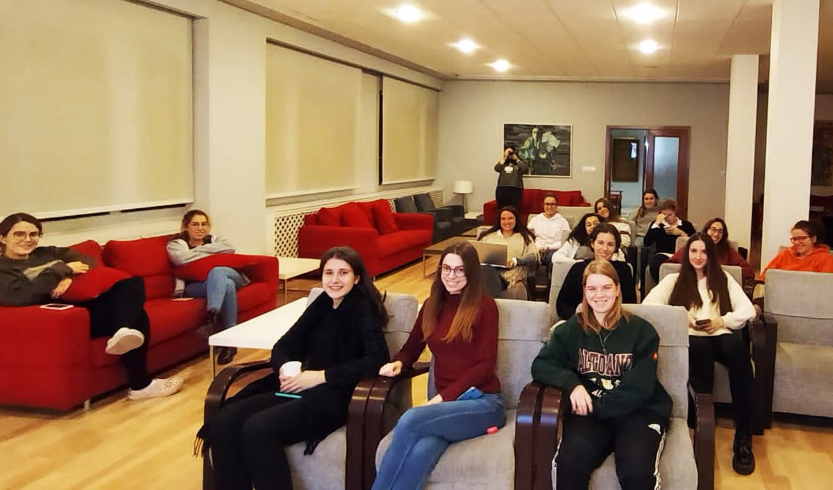 cmlaasuncion's tweet photo. Jornada creativa e inspiradora el día de ayer con Estefanía Ballester, Ingeniero en Tecnología de los Alimentos y antigua alumna 👩‍🎓, mejor expediente académico de su promoción en la UPV. #alumnas #colegiomayor #valencia #charla #formación #motivación #proyectopersonal… https://t.co/Ine0UABH02