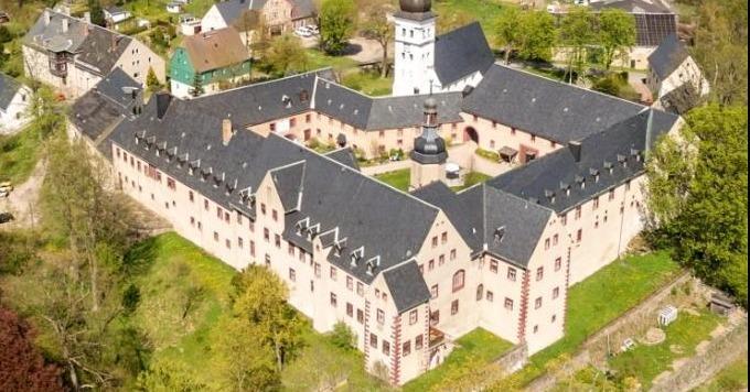 freie_presse's tweet photo. Die Alteigentümer des Schlosses #Pfaffroda kaufen weitere zum Komplex gehörende Grundstücke. Auch für ein anderes altes Gebäude bahnt sich eine Lösung an. https://t.co/aBIgbEARfj https://t.co/3K1ySsPirK