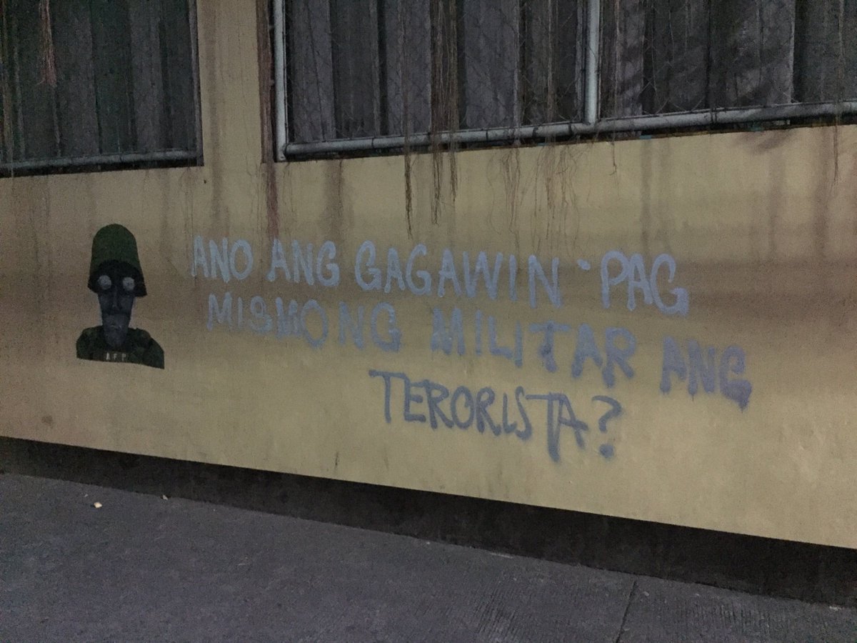 ano ba ang pinagkaiba ng dalawa? kung pareho lamang ng nais ipahayag

hinahangaan ang katapangan ng mga dayuhan ngunit galit na galit sa mga lumalaban na kabataan para sa sariling bayan