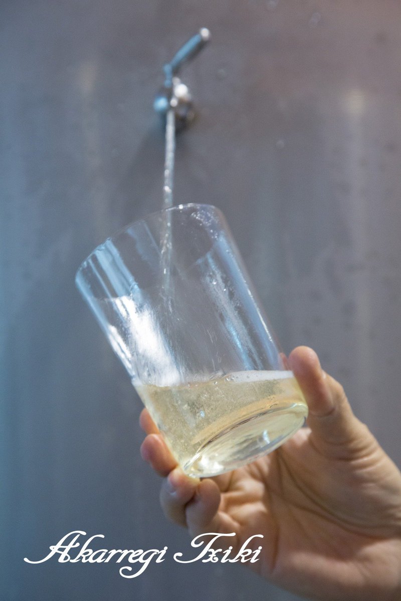 AkarregiTxiki's tweet photo. Finalizada la vendimia, el mosto obtenido tras un delicado prensado fermenta de forma natural a temperatura controlada, 4-5º, transformándose en Txakoli. Tras unos meses de reposo nuestro #AkarregiTxiki y #Lasalde estará listo para ser degustado. @GetariaTxakoli 🔝🔝 https://t.co/SeCuP3Ymta