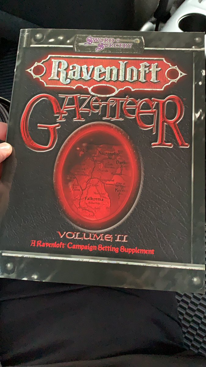 Bravesword's tweet photo. Dia de rodízio e papo de Ravenloft rolando na esfera twiterística me fizeram tirar esse aqui da estante! Lendo a caminho do escritório! #Ravenloft #Gazeteer #Azalin #DnD #DungeonsandDragons https://t.co/kIRNOEAccg
