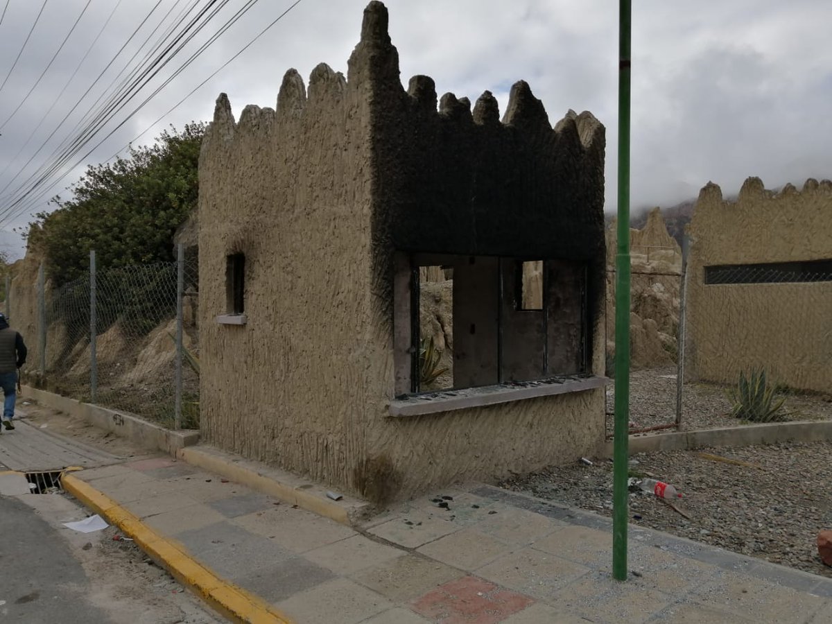 LaRazon_Bolivia's tweet photo. #LoÚltimo 
#LaPaz
Las instalaciones que el @LaPazAlcaldia tiene en el Valle de la Luna fueron destruidos e incendiados. Vía @MuniLaPaz https://t.co/S2fuMeXyzv
