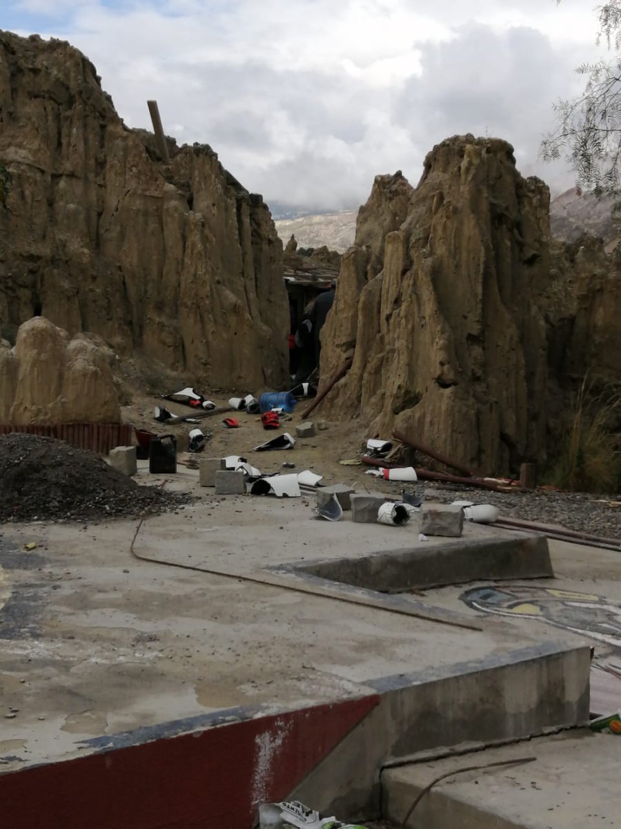 LaRazon_Bolivia's tweet photo. #LoÚltimo 
#LaPaz
Las instalaciones que el @LaPazAlcaldia tiene en el Valle de la Luna fueron destruidos e incendiados. Vía @MuniLaPaz https://t.co/S2fuMeXyzv