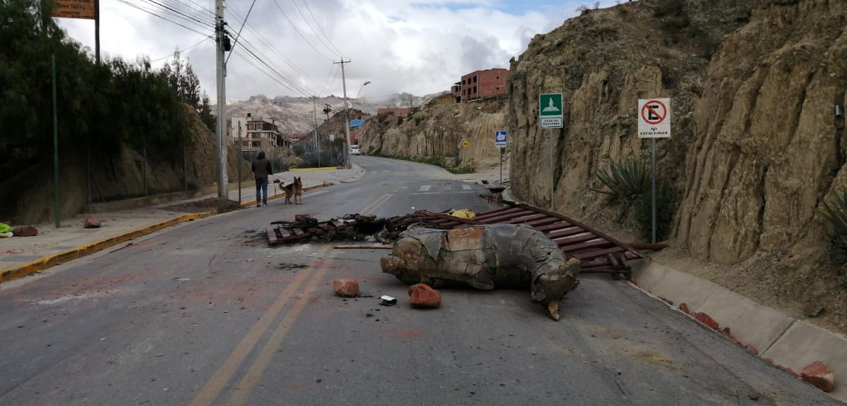 LaRazon_Bolivia's tweet photo. #LoÚltimo 
#LaPaz
Las instalaciones que el @LaPazAlcaldia tiene en el Valle de la Luna fueron destruidos e incendiados. Vía @MuniLaPaz https://t.co/S2fuMeXyzv