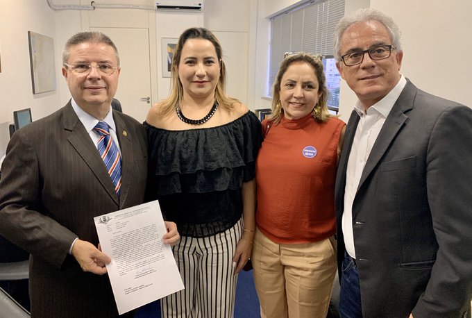 A segunda-feira foi corrida. Mas n&atilde;o deixo de passar aqui para dar not&iacute;cias. Encontro com lideran&ccedil;as<a href="/tag/otrabalhoporminascontinua"class="tags"><span>#otrabalhoporminascontinua</span></a>