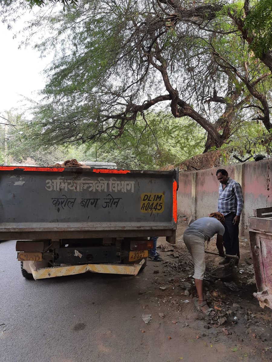 NorthDMCSwachh's tweet photo. Don't dump malba on the roadsides just at any place. There are designated locations for the same. This illegally dumped malba not only contributes to pollution it is a breeding ground for mosquitoes also. Please cooperate. #StopMalbaDumping #HealthAwarsness #CitizenContribution https://t.co/Q8ZdnxxVKg