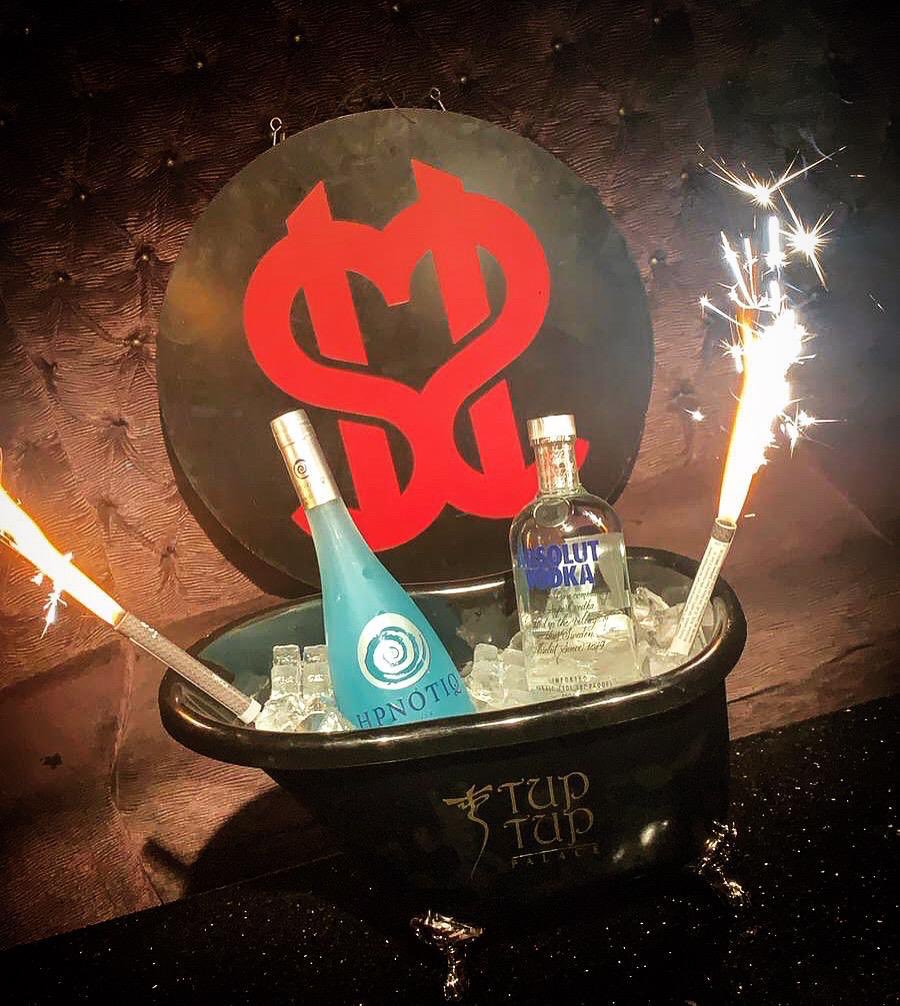 LoveDoughNCL's tweet photo. 💎VIP COMPETITION💎

-1x TABLE 👑 
-10x FREE ENTRIES💸
-1x BOTTLE OF ABSOLUT🥃
-1x BOTTLE OF HPNOTIQ🌹 
-UNLIMITED MIXERS🍹

RETWEET &amp; MUST BE FOLLOWING OUR PAGE TO WIN🔌

WINNER ANNOUNCED TONIGHT @ 9PM 
#LoveDoughNCL ❤️💰 https://t.co/h6D19SjI40