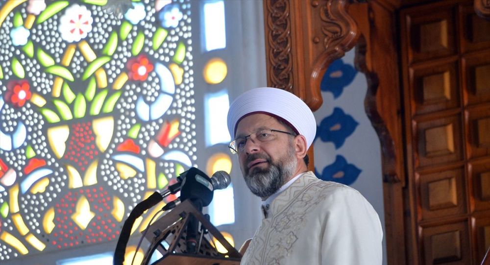sputnik_TR's tweet photo. Diyanet İşleri Başkanı Erbaş: Bir kadının eşine çay getirmesi, kek getirmesi, kocasının da kadınlara karşı görevlerini yerine getirmesi kadar doğal bir şey olabilir mi?
https://t.co/a7lH12W4Lw https://t.co/yTMaH8oCbz