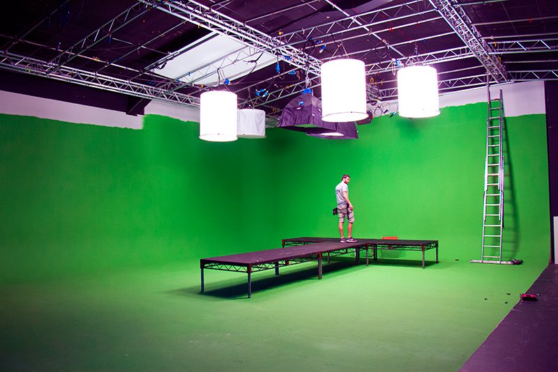 KenningtonFilm's tweet photo. It's amazing how a green screen can open up a world of possibilities when it comes to video. Kennington Film Studios' 4,500 sq ft complex in central London is the largest in the UK. Are you in need of our green screen facilities? Get in touch: https://t.co/vE6h72Agj1 https://t.co/mJwPnHdkC9