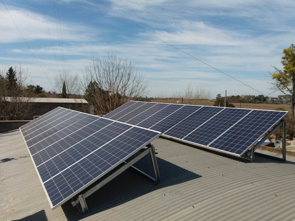 epeoficial's tweet photo. ➕#Prosumidores💡SUMAMOS A LA RED MÁS GRANDE DE LA🇦🇷la conexión🏠 residencial  #SanCarlosCentro con potencia instalada de  1.5kW
✔Innovación
✔compromiso con el medio ambiente
✔Compromiso
#TodosLosDiasUnProsumidor #FansRenovables #RenovablesModeloSantaFe♻ #EpeSustentable https://t.co/xFDUVqylEU