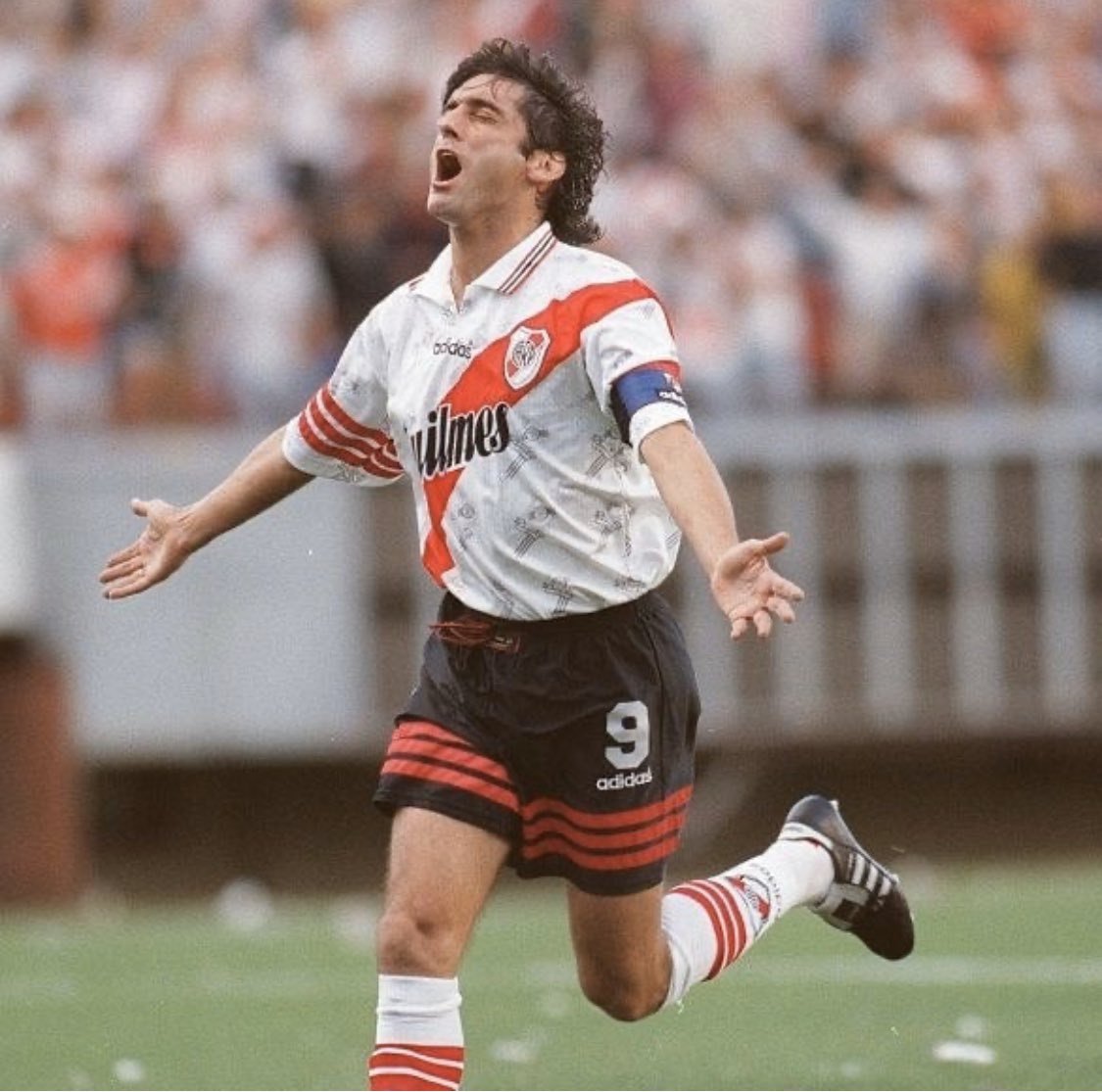 ¡Feliz Cumpleaños Príncipe !

Happy birthday to River legend Enzo Francescoli who turns 58 today! 