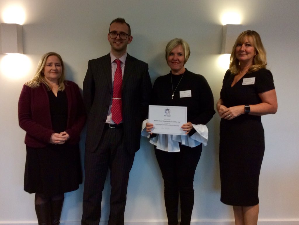 NHSQuest's tweet photo. The teams in the Theatre Improvement Community were recognised for their participation and improvements with a presentation from @StuCloughNHS @drlesleyjordan and @PartingtonKaren.
Congratulations @RUHBath @BTHFT @westernsussex @WWLNHS 🏆
#QuestConnect https://t.co/1TEzjYnLaC