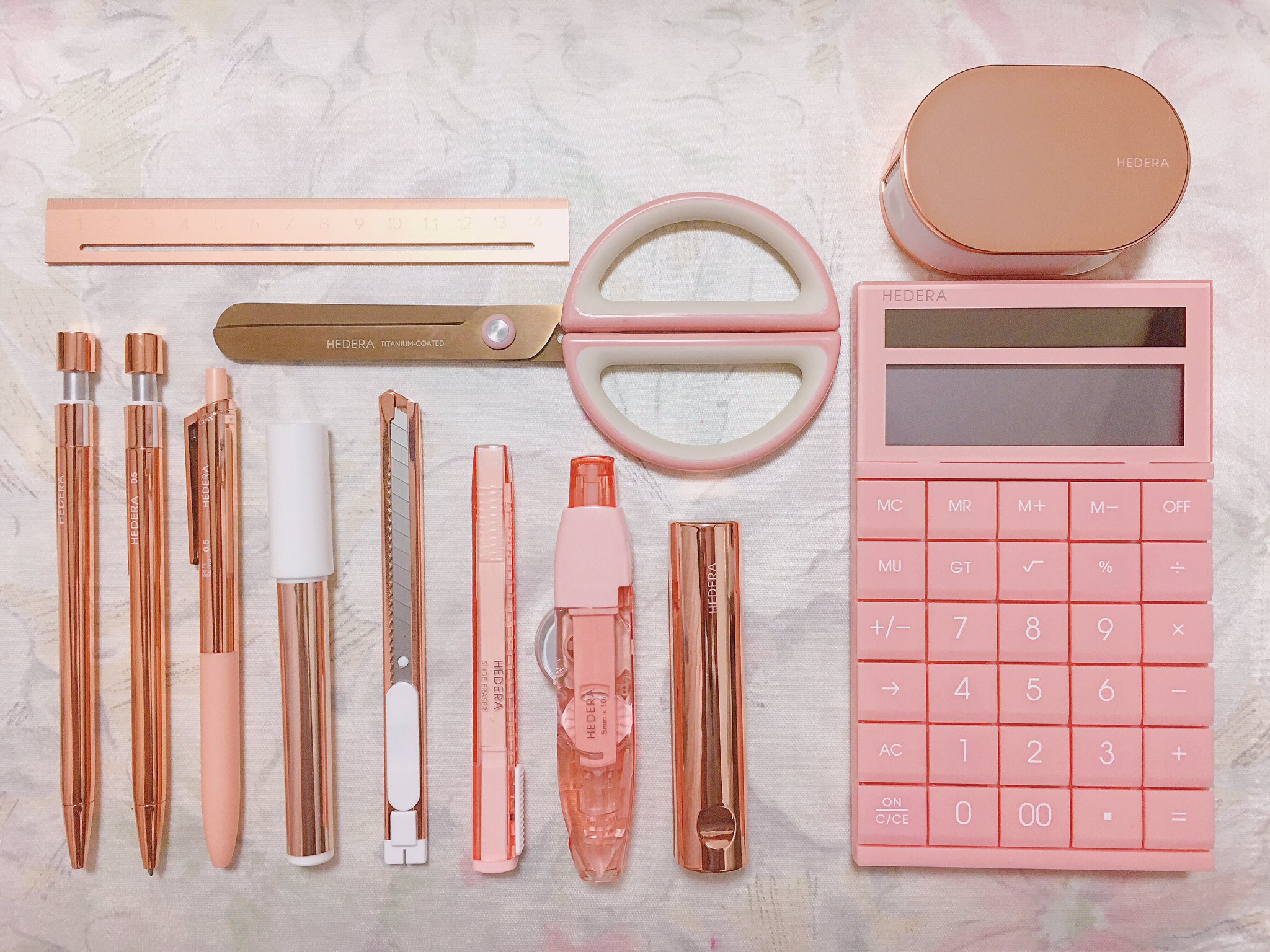 Twitter 上的 エリー Tsutayaのオリジナル文具 Hedera ヘデラ 上品でシンプルかつ華やか ピンクゴールドの輝きもピンクのふんわりとした色味も好き お値段もとっても可愛い こだわりの文房具を いつもの文房具に というコンセプトも素敵 Ashfordの