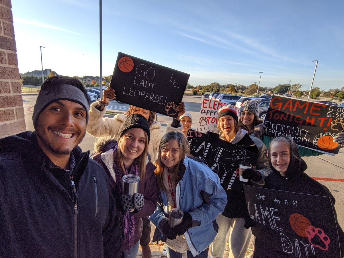 RomeroJosue7's tweet photo. @Hart_Elementary  teachers and @lojo_basketball holding down morning duty on this cold 22 degree day. #onehartonelovejoy https://t.co/Bwe4CM8Stb
