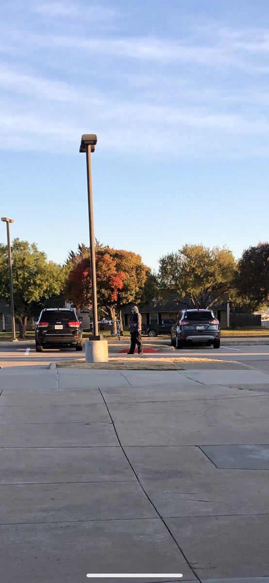 MrsMillerBoyd's tweet photo. Not a lot of principals would stand out in weather that feels like 9 degrees for morning car duty. Mrs. Coffman is a rockstar for our kids! Stay warm @BoydBlackhawks ❄️⛄️ https://t.co/nPkZGPMhZB