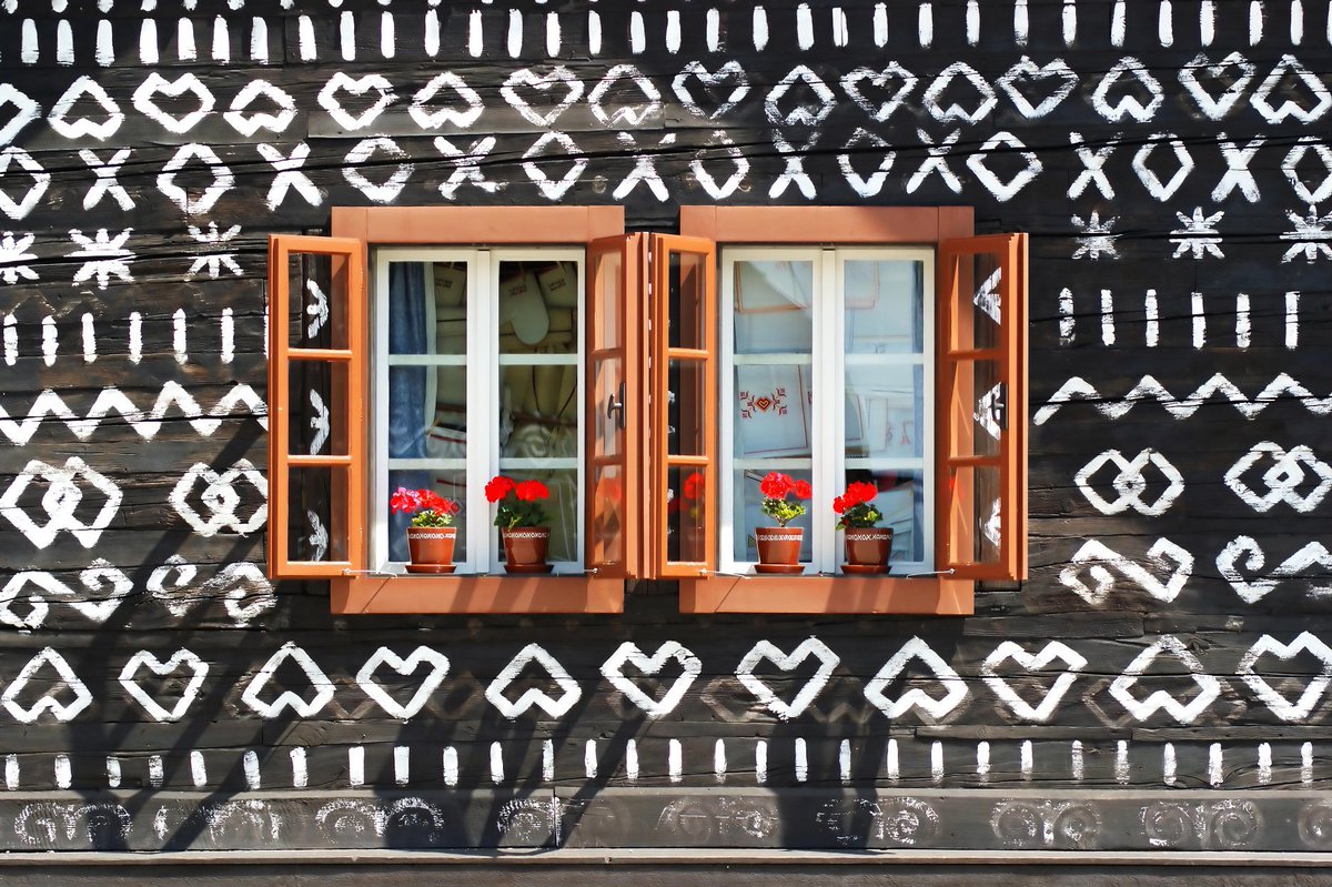 SlovakTB's tweet photo. Would you like to live in a #fairytale? The Čičmany village is known for its original decor. People used to decorate the house facades with geometrical #ornaments to protect the wood from humidity and rays of sun. Come and see the precious #houses on your own! https://t.co/zVCuEXpj21