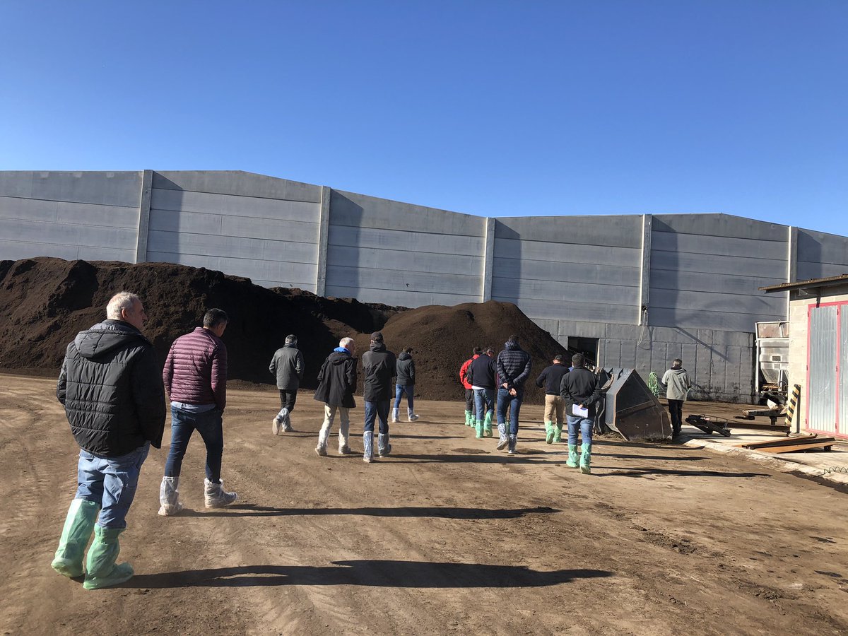 AGROSALVI's tweet photo. Avui a #Inprog amb fructicultors de #GironaFruits visitant la planta de #Menàrguens on es produeix el #fertilitzant #organomineral de #qualitat que utilitzen. https://t.co/I6fz3dl6Mr