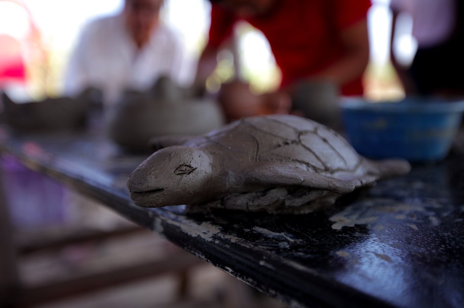 As part of our clay program, we give 3 workshops per week to different groups of elementary and middle school.
-
Como parte del programa de barro, se imparten 3 talleres a la semana a grupos de primaria y secundaria. #GRACIASFONCA

📸: Alejandro Blazquez