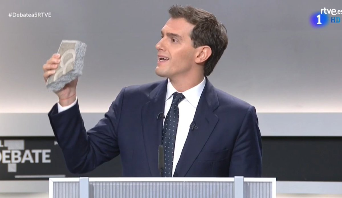 Evau de historia de 2050:
Opción A.

1) Auge de Vox: antecedentes, consecuencias e influencia en Peblo.

2) Analice sintácticamente: "Cuanto peor mejor para todos y cuanto peor para todos mejor, mejor para mí el suyo beneficio político".

3) Fuente histórica: explique la imagen.