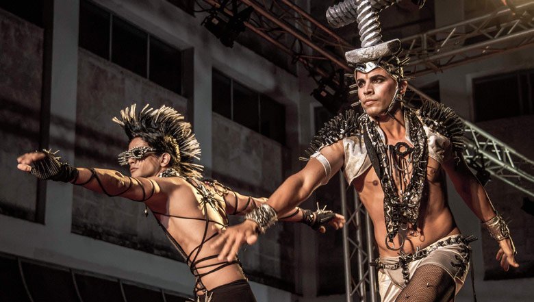 CubaReport's tweet photo. Prepare to be dazzled! (yet again) - #Arte y #Moda – Fashion Week in Havana. From Nov 11 to 16, the City plays host to Cuba's most sensational showcase of contemporary trends in clothing design.https://t.co/3SfGWdp8Ab Photo: Dario Veranes https://t.co/5mCs4I8DaD