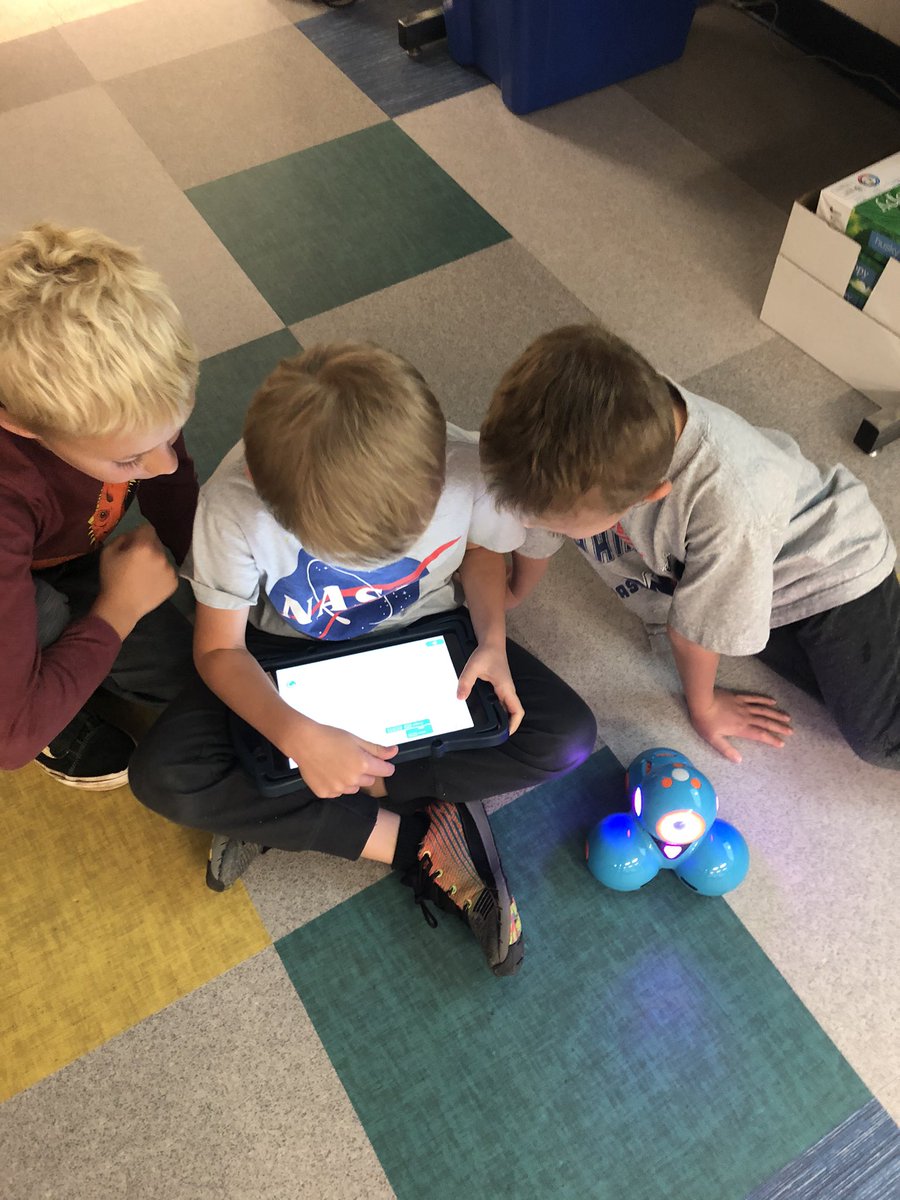 herbertjen23's tweet photo. Ss learning to code and collaborate with Dash! @RoundHillES https://t.co/V1yVhXjIyM