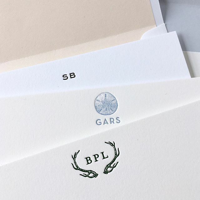 Sesame_LP's tweet image. Tiny monograms on note cards.
.
.
.
.
.
.
#monogrameverything #monogrammedgifts #monograms #letterpress #customstationery #personalizedgifts #notecards