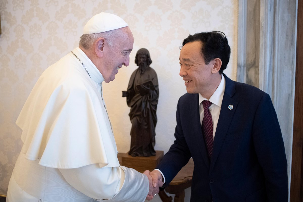 FAODG's tweet photo. I was deeply honoured to be received by His Holiness Pope Francis today. Thank you @Pontifex for this inspiring exchange and your pronounced support to the mandate of @FAO and its upcoming activities.

We need to promote decent work, empower youth and women to achieve the #SDGs. https://t.co/mvJiLVs0x5