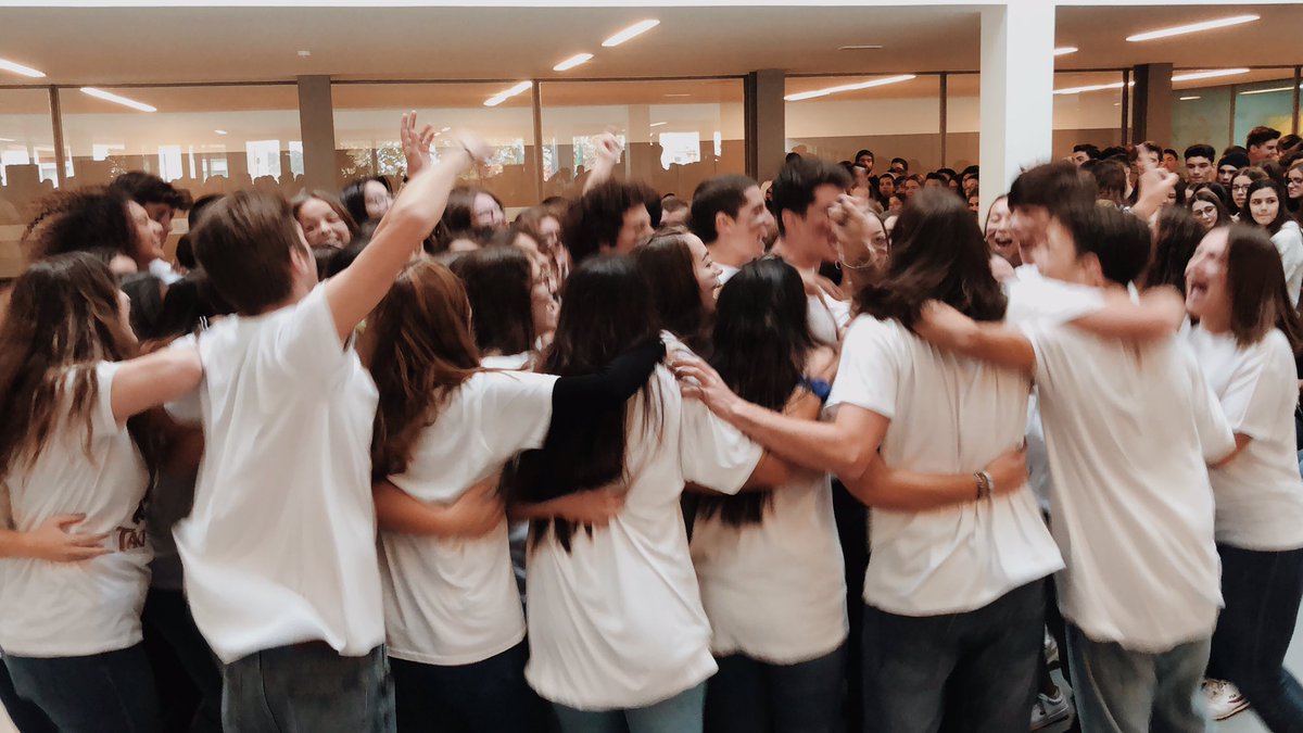 E hoje foi o nosso dia. ✨
Obrigada a todos que estiveram e estão connosco nisto, de início ao fim, juntos. Obrigada também a vocês, alunos da escola secundária Soares Basto, por terem estado presentes. 
Esperemos que tenham gostado. 
E SALTA T OLÉ OLÉ 🦍🐒💚