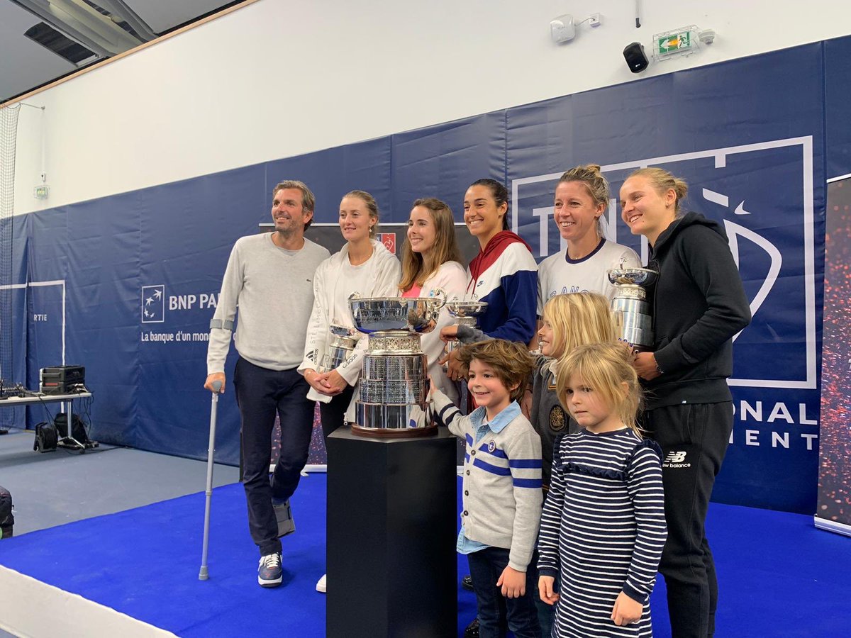 BertrandCizeau's tweet photo. A peine arrivées en France, les Bleues viennent présenter le trophée de @FedCup par @BNPParibas à leurs supporters. 
Bravo à elles !
@bgiudicelli_pr @RoxaMaracineanu @fft @WeAreTennisFR @julienbenneteau @KikiMladenovic @CaroGarcia @fioferro @ppauline86  @alizecornet https://t.co/iR4XjvtW2C