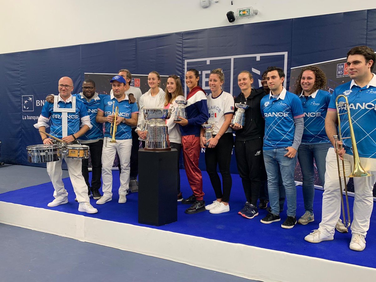 BertrandCizeau's tweet photo. A peine arrivées en France, les Bleues viennent présenter le trophée de @FedCup par @BNPParibas à leurs supporters. 
Bravo à elles !
@bgiudicelli_pr @RoxaMaracineanu @fft @WeAreTennisFR @julienbenneteau @KikiMladenovic @CaroGarcia @fioferro @ppauline86  @alizecornet https://t.co/iR4XjvtW2C