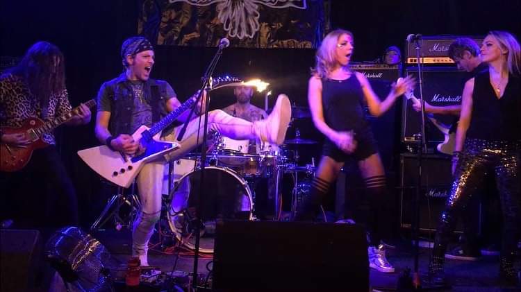 benwevans1's tweet image. Sat in the office listening to &apos;Ladies&apos; by the incomparable @WhitePigeonUK. Almost tempted to raise my mouse in the air! Fingers crossed they&apos;ll be flying back to Guildford soon #whitepigeon #rocks #ladies