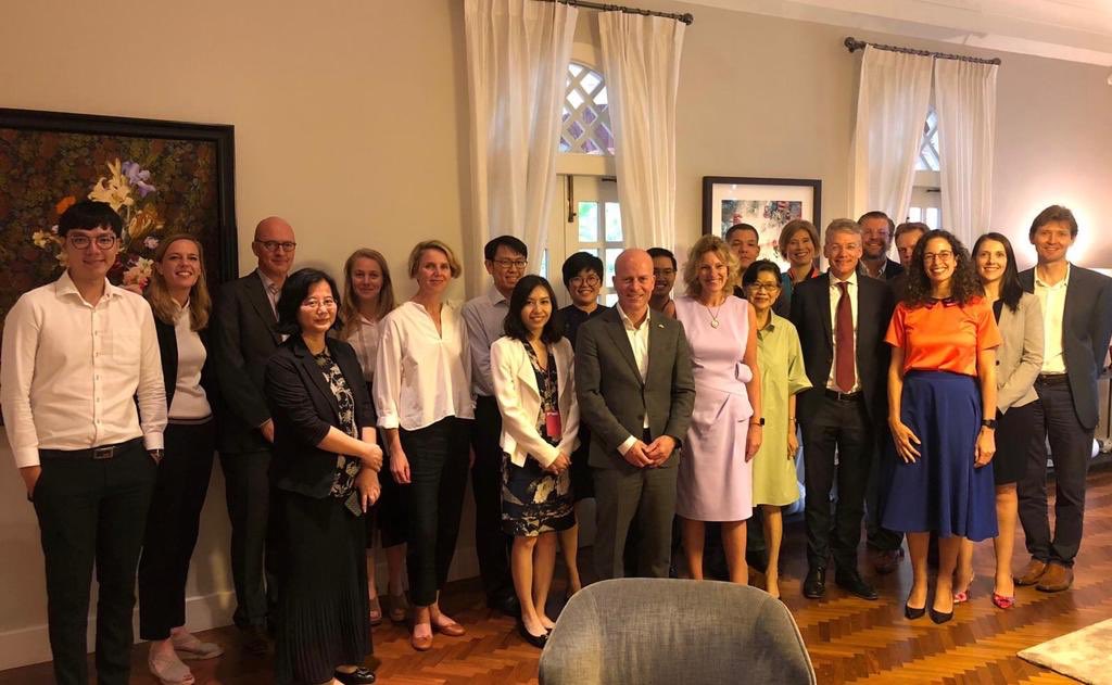 Ministerie_EZK's tweet photo. Met het Strategisch Actieplan voor Artificiële Intelligentie #SAPAI gaat Nederland voor een inclusieve aanpak die de mens centraal stelt. SG Maarten Camps sprak tijdens een rondetafelgesprek in Singapore met counterparts en bedrijfsleven over de maatschappelijke kansen van AI. https://t.co/HMG5h5iM1A