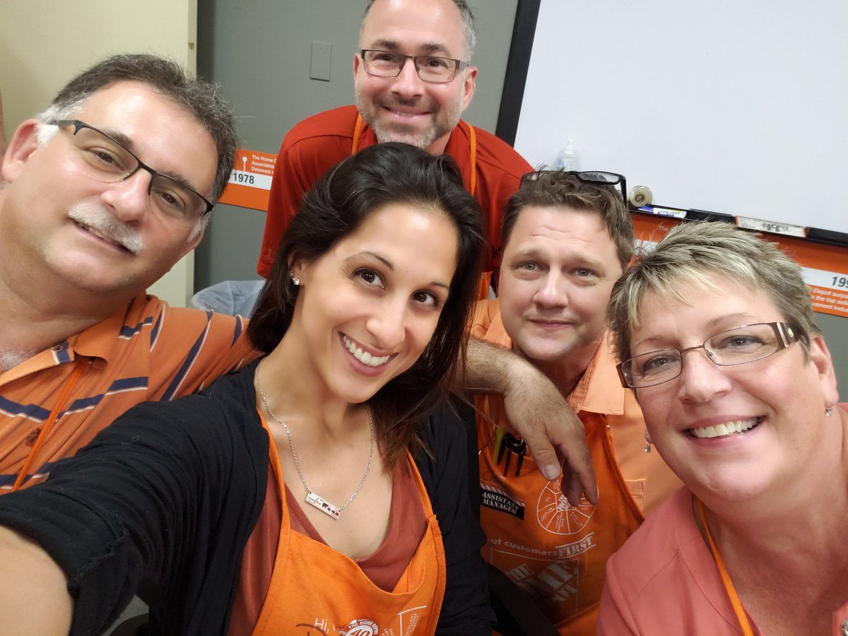deebear0603's tweet photo. About last Tuesday! Inventory day! This team is a force to be reckoned with! #teamwork #positive2019 https://t.co/axnaW817b2