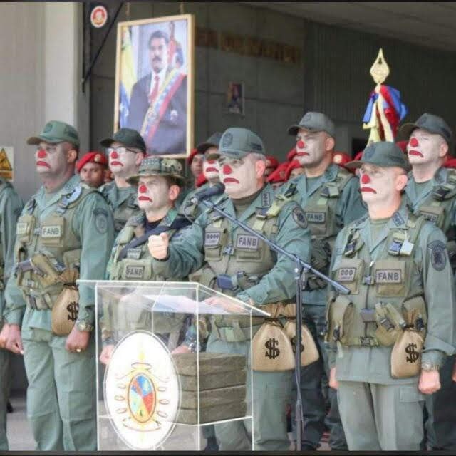 BolivarEspiritu's tweet photo. Mientras las Fuerzas Armadas Bolivianas le dan un ejemplo al mundo de lo que es ser un verdadero soldado de su patria y protector de su pueblo, las FANB siguen siendo los corruptos narcomercenarios abusadores payasos que han sido desde Chávez..¡NO MÁS! #16NovPorVenezuelaNoGuaido https://t.co/f93e6QWWbB