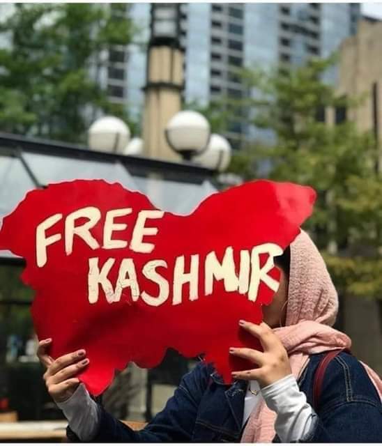 Babarjatt17's tweet photo. اسلام علیکم 
آج کشمیر میں بھارتی کرفیو کے 100 دن مکمل ہو چکے ہیں حکمران سوائے دلاسوں کہ کچھ نا کر سکے ہزاروں کشمیری شہید ہو چکے عصمتیں لٹ چکی ، اس مسلئے کو اٹھانے کے لیے آج رات 8 بجے ٹرینڈ رکھا گیا ہے ۔ وزیر اعظم اور دیگر شخصیات کو ٹیگ کرنا یے 

#کہاں_گئی_شمشیر_پوچھ_رہا_کشمیر https://t.co/O76rdnlR54