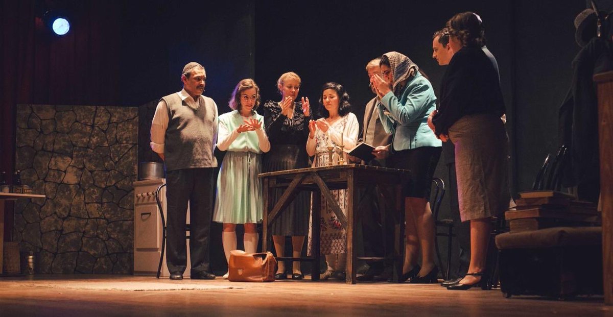 IftTeatro's tweet photo. La Casa de Atrás “
👆🏻Sábados 22 hs
@lacasadeatrasobra. 
Un espectáculo testimonial que cuenta la historia de  AnaFrank y sus compañeros en el anexo en el que se refugiaron durante la  shoá. 
Sacá ya tu entrada para el próximo Sábado. 
Quedan solo 3 funciones
@osvaldo_quiroga https://t.co/Pvgd7ejwgP