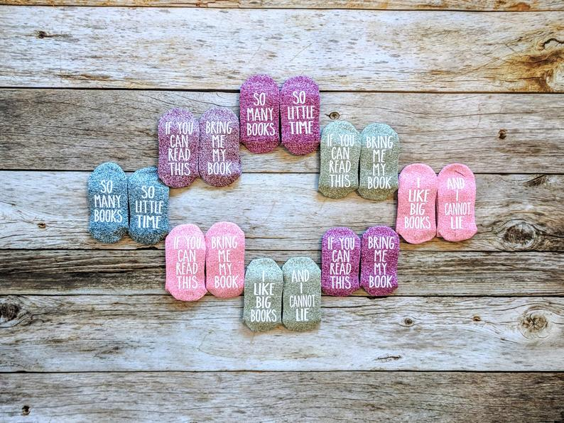 WhimsiesOfANerd's tweet photo. HOW CUTE ARE THESE SOCKS!?! And they look super soft <3
Found these via @BookishHQ's newsletter!
You can buy them on Etsy here: https://t.co/m5ZTnWgMts
#BookNerdsOnly #StockingStuffer #NerdSocks https://t.co/846EF6I0yh