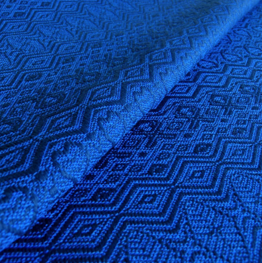 DIDYMOS_Baby's tweet photo. For this woolen Ada Hearts Magic Blue 
we complemented the dark blue organic cotton with a dash of warming cornflower blue wool to add extra warmth and softness to the cushiness that is inherent to the Ada models.

#didymos #didymosbabywearing #tragetuch #itsadidy #wearthem https://t.co/prtFggWkEU